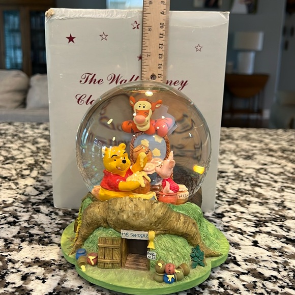 Winnie the Pooh Piglet and Tigger Musical Waterglobe - Picture 9 of 10